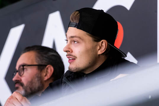 Örebros skadade spelare Sampo Ranta på läktaren