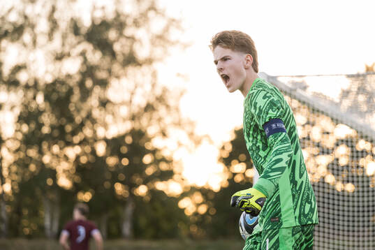 Norges målvakt Christian Åbø Flørenæs jublar