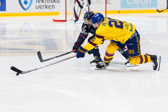 Linköpings Max Martin och Djurgårdens Mathias Emilio