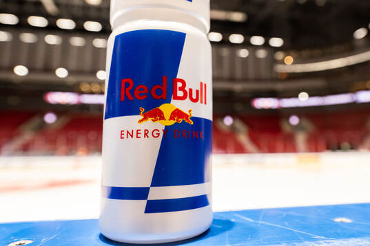 Redbull flaska i båsen
