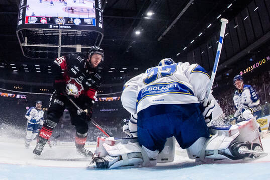 Malmö Redhawks Carl Persson oroar mot Leksands målvakt