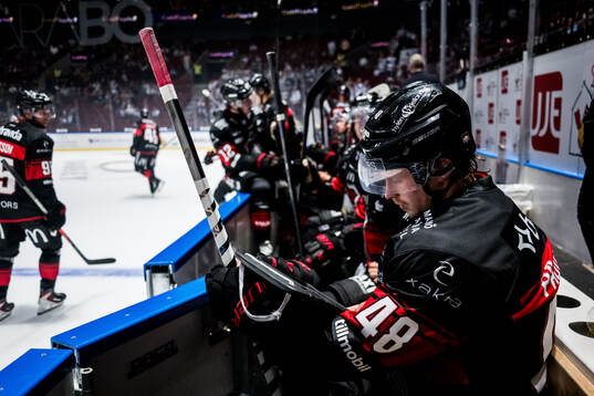 Malmö Redhawks Lauri Pajuniemi tittar på en iPad