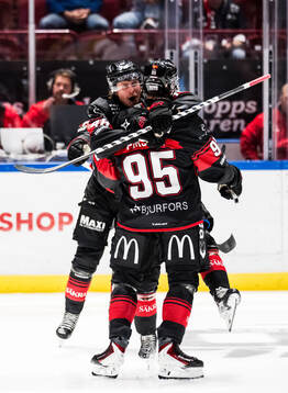 Malmö Redhawks Carl Persson och Lauri Pajuniemi jublar