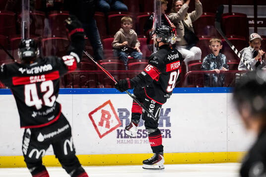 Malmö Redhawks Carl Persson jublar