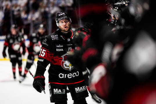 Malmö Redhawks Carl Persson jublar