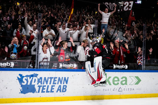 Malmö Redhawks målvakt Marek Langhamer jublar