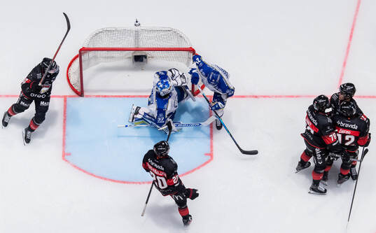 Malmö Redhawks Linus Öberg jublar med lagkamrater