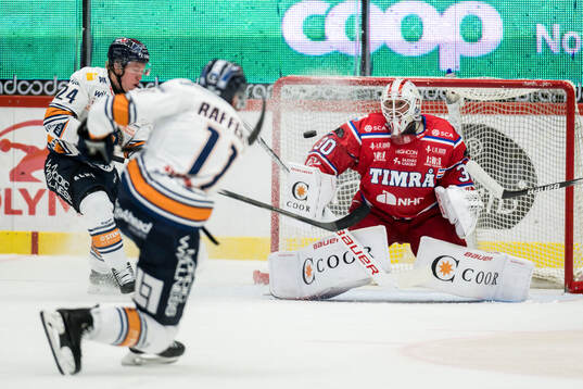 Växjös Brogan Rafferty gör 0-1 bakom Timrås målvakt