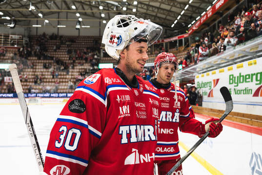 Timrås målvakt Jacob Johansson jublar