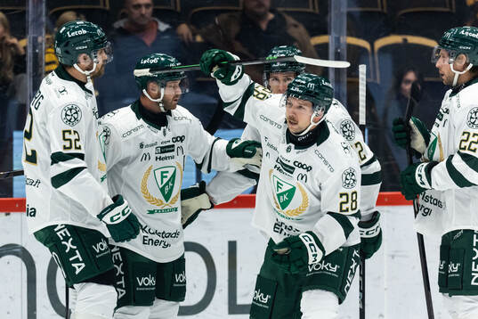 Färjestads Emil Alba jublar med lagkamrater