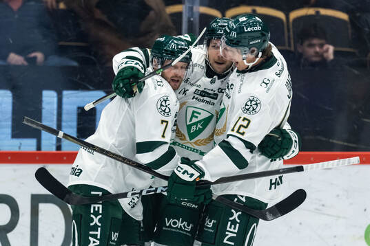 Färjestads Emil Alba med Axel Bergkvist och Christoffer