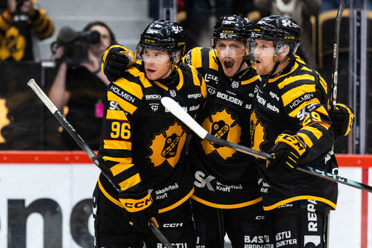 Skellefteås Jonathan Johnson jublar med Rickard Hugg och