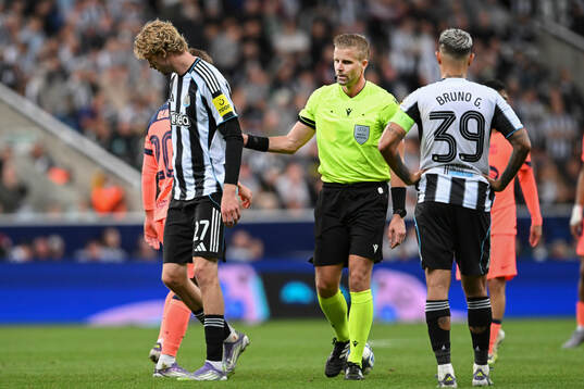 Referee Glenn Nyberg and Nick Woltemade, Bruno Guimarães