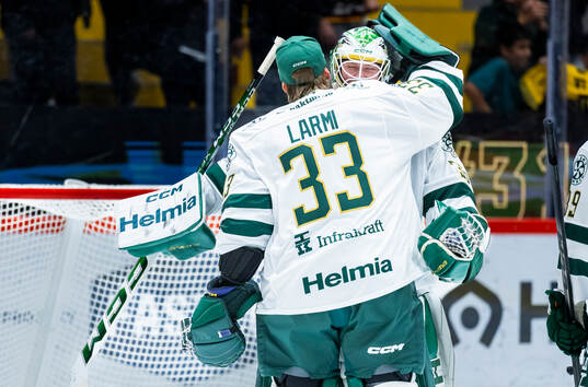 Färjestads målvakt Melker Thelin jublar med Emil Larmi