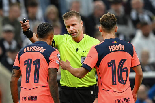 Referee Glenn Nyberg and Raphinha, Fermín López of