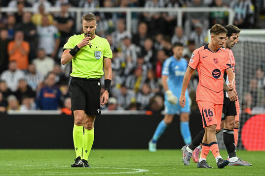 Referee Glenn Nyberg