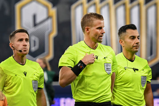 Referee Glenn Nyberg