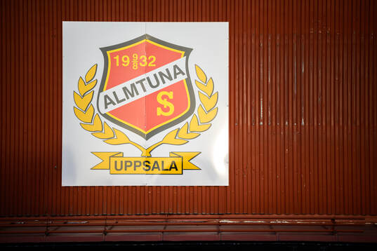 Almtunas logotyp på en vägg