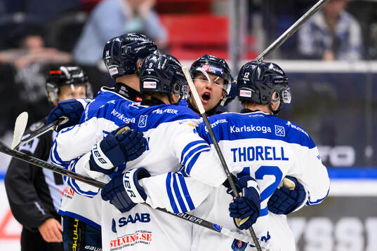 Karlskogas spelare jublar med Eero Teräväinen