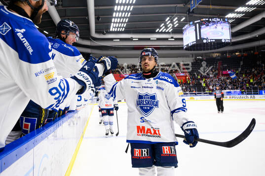 Karlskogas Eero Teräväinen jublar