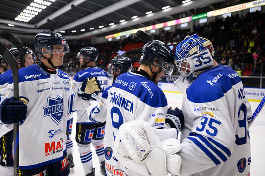 Karlskogas Eero Teräväinen och målvakt Lars Volden jublar
