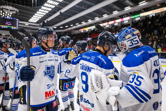 Karlskogas målvakt Lars Volden jublar med lagkamrater