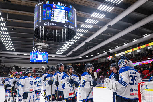 Karlskogas målvakt Lars Volden jublar med lagkamrater