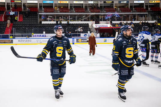 Södertäljes Brett Stapley och Hampus Harlestam deppar
