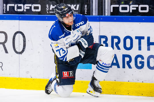 Karlskogas Oliver Eklind har ont