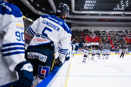 Karlskogas Eero Teräväinen jublar