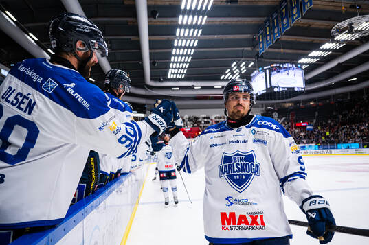 Karlskogas Eero Teräväinen jublar