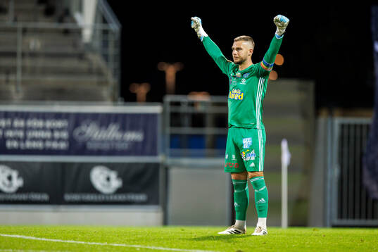 Falkenbergs målvakt Anton Andersson jublar
