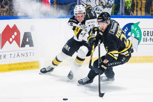 Västerås Viktor Pennerborn och AIKs Christopher Bengtsson