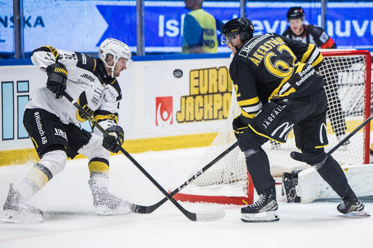 Västerås Oskar Kvist och AIKs Simon Åkerström