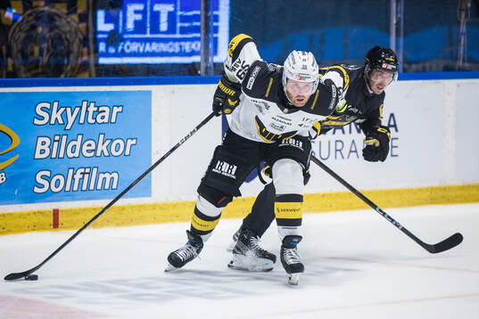Västerås Anton Mylläri och AIKs Simon Åkerström