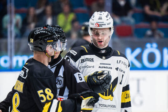 AIKs Oskar Magnusson och Västerås Kim Rosdahl