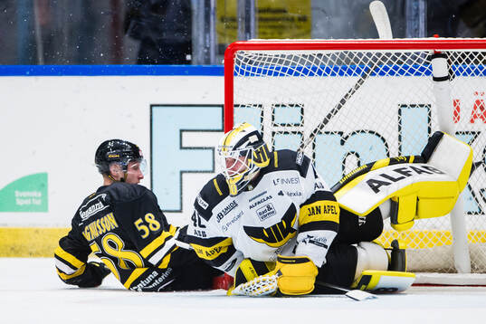 AIKs Oskar Magnusson och Västerås målvakt Rasmus Korhonen