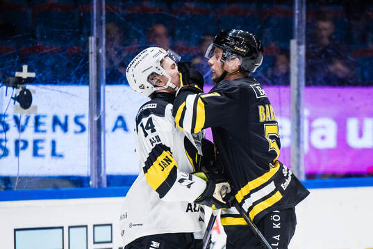 Västerås Max Karlsson och AIKs Alfred Barklund