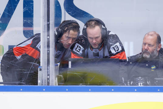 Domarna Robin Jacobsson och Stefan Lejonklo med en