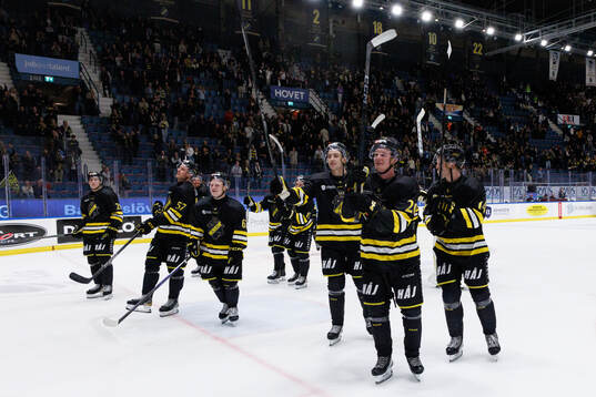 AIKs spelare jublar