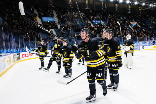 AIKs Rasmus Rudslätt jublar med lagkamrater