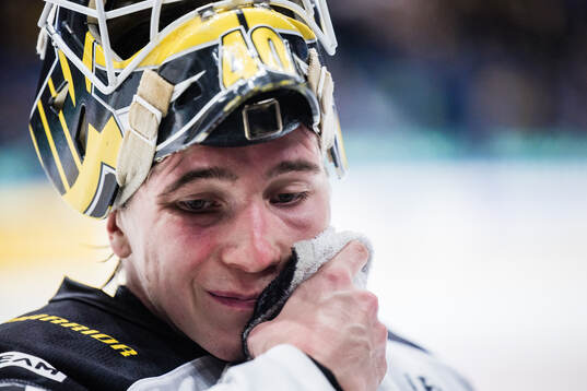 Västerås målvakt Rasmus Korhonen deppar