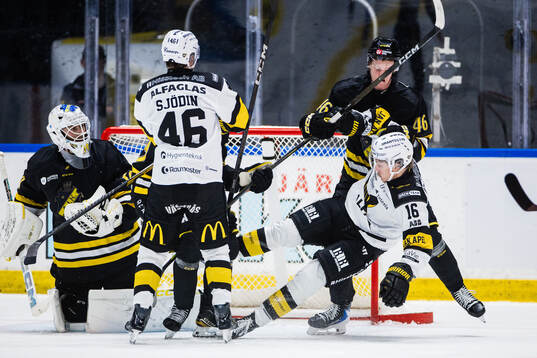 AIKs  Viggo Gustafsson och Västerås Victor Pantzare i ett