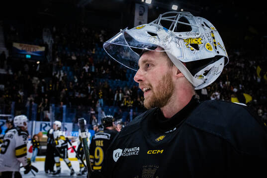 AIKs målvakt Victor Brattström jublar