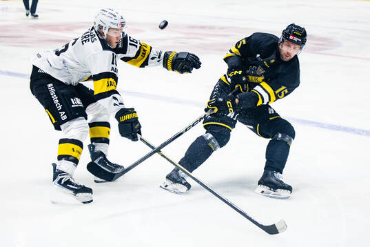 Västerås Victor Pantzare och AIKs Anders Grönlund