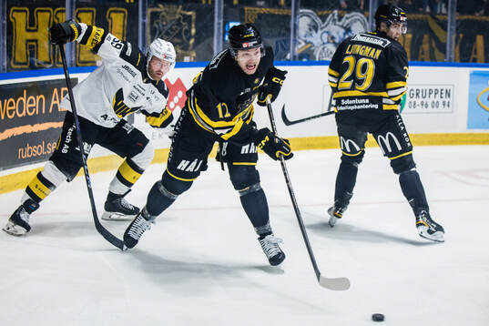Västerås Anton Mylläri och AIKs Scott Pooley