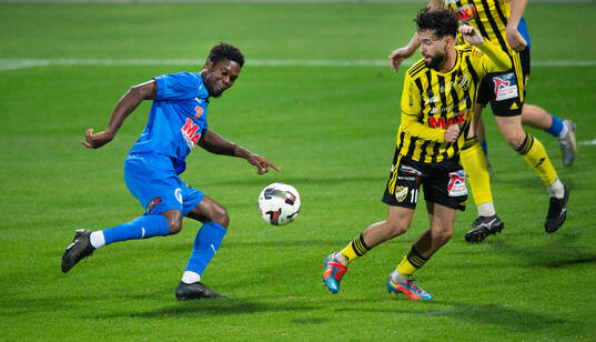 En Nosaby-spelare fintar IFK Hässleholms Rahel Nader i