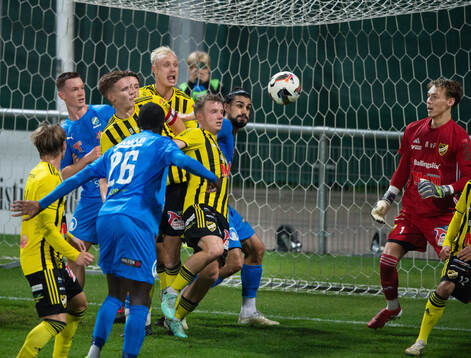 Hörna framför Hässleholms målvakt Felix Persson i