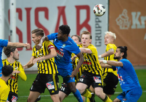IFK Hässleholms Axel Henriksson får inkassera en armbåge