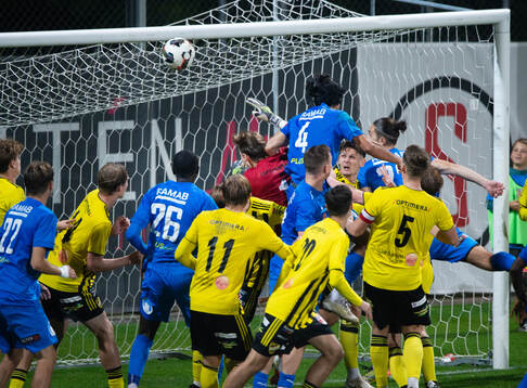 Nosabys Ameer Naji nickar mot mål i matchen i div. 2